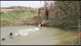 AKSI ANAK ANAK INDIA MANDI DI SUNGAI