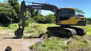 LIMPANDO ONDE MORA A SUGURI  BEBEDOURO Escavadeira hidráulica