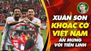 Xuân Son đeo cờ Việt Nam, ăn mừng với Tiến Linh sau trận Việt Nam 2-0 Singapore