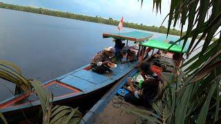 Hasil mancing langsung masak udang saos asam manis saat hujan gerimis