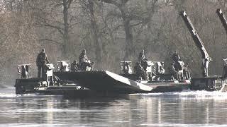 Bundeswehr Amphibie M3 im Fährbetrieb auf der Elbe bei Storkau.