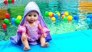 Baby Annabell nukke uima-altaalla. Baby born nuket ja lelut. Leluvideoita lapsille.