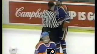 Feb 16, 1985 Don Jackson Spears Ed Hospodar Edmonton Oilers vs Philadelphia Flyers