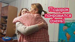 Поздравили бабушку и подарили подарок