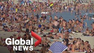 Coronavirus outbreak: Australians crowd Bondi Beach despite restrictions, social distancing