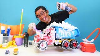 Oyuncak arabalar için köpük banyosu yapıyoruz! Çocuklar için eğlenceli video