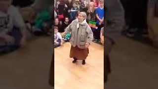 Бабушка танцует Брейкданс!Очень смешно!)