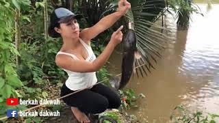 Cewek cantik mancing ikan pake ular | mancing ikan | wanita cantik mancing