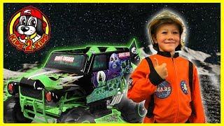 Monster Jam - Power Wheels Grave Digger Rockets to the Moon (Jurassic Attack & Mega-Wrex Dinosaurs)