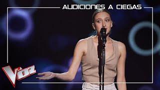 Alicia Espinosa - ¿Y cómo es él? | Blind auditions | The Voice Spain 2023