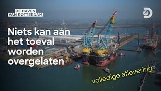 Gigantisch schip wordt uit een droogdok gesleept. - De Haven van Rotterdam