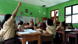 suasana belajar di kelas IV sebuah SD Negeri di Jakarta