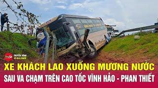 Cận cảnh khoảnh khắc ôtô chở 20 khách lao xuống mương ở cao tốc Vĩnh Hảo - Phan Thiết | Tin24h