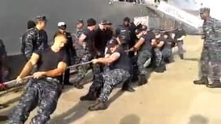 Русские моряки против американских. Перетягивание каната