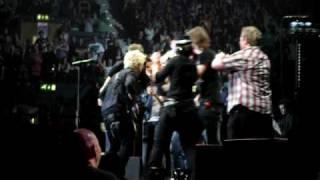 Green Day saving ten lucky fans at the Wembley Arena (November 2009)