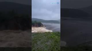 Дамбу прорвало в Челябинской области. Затоплены населенные пункты #новости #россия #дамба