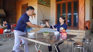 We met by chance at a restaurant for breakfast. I didn't take his money - Ly Tieu Tuyet