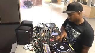 Demonstraing the effects of dj Shimza on Virtual dj 2021 in perfomatic mode