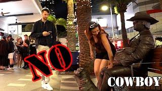 #Cowboy_prank in GoldCoast. super funny reactions. lelucon statue prank. luco patung