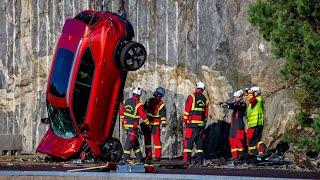 Volvo joga 10 carros 0KM de 30 metros de altura para teste de segurança  - www.car.blog.br