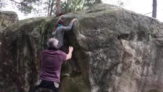 Boulderkid Lina in Hélium (Fb 6a/5c) im Rocher Fin