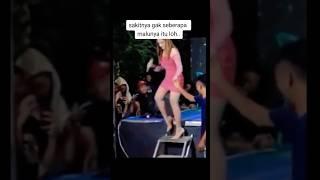 Penyanyi seksi jatuh dari panggung