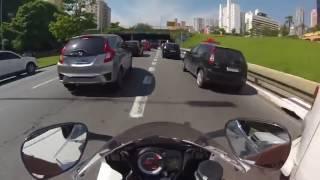 Super reaktsiya mototsiklistov v stressovyh situatsiyah na doroge Za shag ot avarii na motobajke  Mo