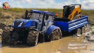 BRUDER TRAKTOR RC  New Holland pulling trailer Cat in the Mudding