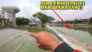 BANJIRR !! AIR SUNGAI Lebih Tinggi Dari Daratan Di Perlintasan Kereta Api JPL 11 C Sunter