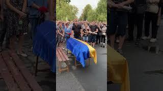 Рідні біля труни під час прощання з воїном #war #news #війна #україна