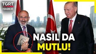 Erdoğan’la Görüşen Paşinyan’ın Mutluluğu Yüzüne Yansıdı! Aldığı Hediyeyle Poz Verdi – TGRT Haber