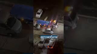 Эвакуаторщик перенёс машину соседа на тротуар, чтобы занять место