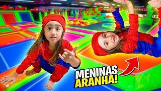 MINHAS FILHAS VIRARAM AS MENINAS-ARANHA! - PAI TAMBÉM VLOGA