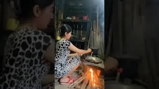 seorang gadis desa memasak dengan tungku yg terbuat dari tanah