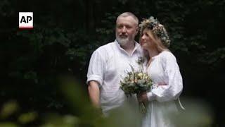 Ukrainian military couple tie the knot amid the war