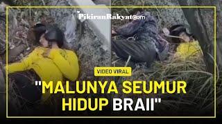 Dua Pemuda Asyik Tidur di Semak-semak Meski Dikerumuni Banyak Orang, Warganet: Lupa Segala Masalah