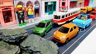 Various incidents occur on the road. Various cars come to help. Car toys play