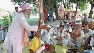 दो प्रकार की श्रष्टि जगत में एक पुरुष एक नारी // तुम ही फैसला करौ गुरु जी किनकौ पल्ला भारी //