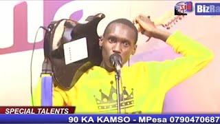 90k Ka Mso Kucheza Guitar Kwa Mabega Na Kichwa!