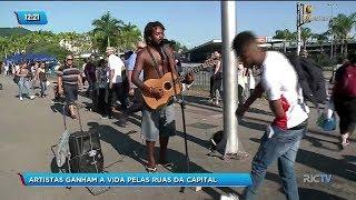 Artistas ganham a vida com música e talento pelas ruas de Florianópolis