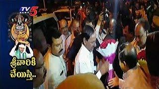 Grand Welcome to CM KCR In Tirupati | KCR at Tirumala | TV5 News