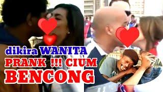 Cium BENCONG (waria) dikira perempuan cantik,   Prank