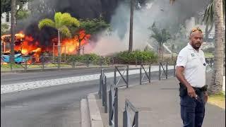 Saint-Denis : un bus en feu au Barachois