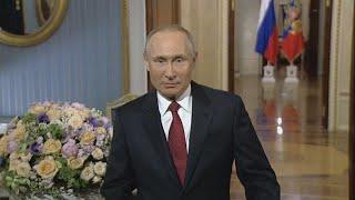 Президент России Владимир Путин поздравил женщин с 8 марта
