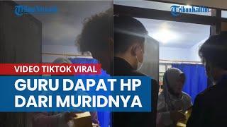 Viral Video TikTok Guru di Banyuwangi Dapat HP dari Murid-muridnya