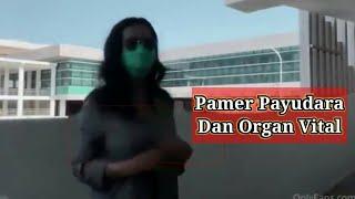 Seorang Wanita Memamerkan Payudara dan Organ Vitalnya di Bandara