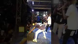 DiDier Drogba en appel vidéo AVEC Magic Diezel en plein concert live.