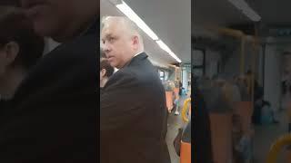 Кассир-Контролер в электропоезде принуждает пассажира приобрести у него билет. Наивный!