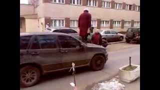 Бабка ходит по BMW X5. Granny goes to BMW X5