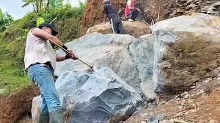 membelah batu di atas tebing batu